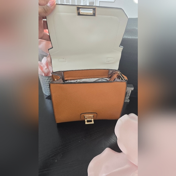 Elegant Tan Women's Bag Set - Picture 9 of 10